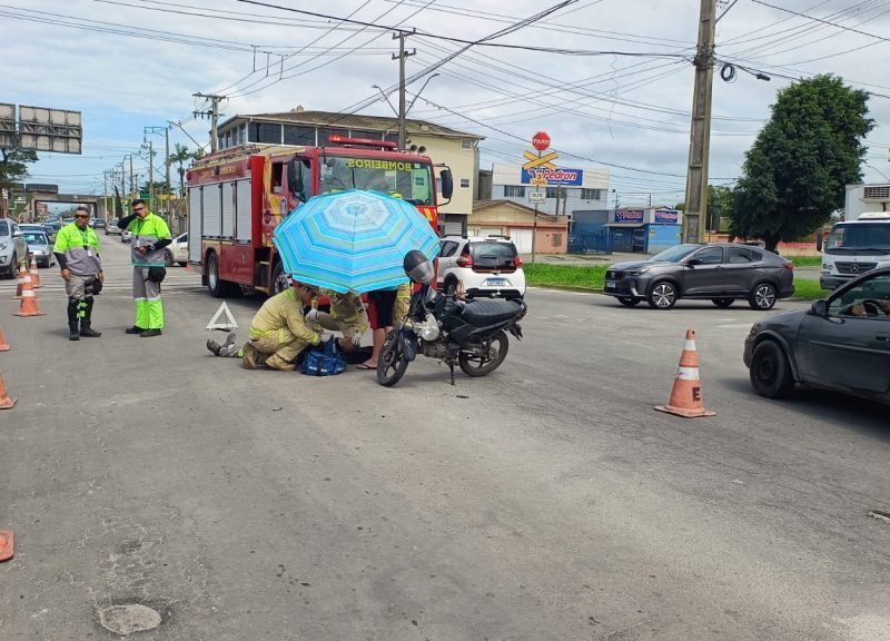 Acidente entre carro e moto deixa ferido em Paranaguá