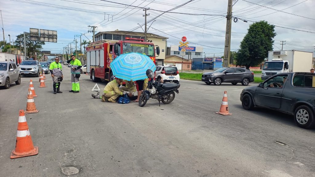 Acidente entre carro e moto deixa ferido na Roque Vernalha após passagem de trem