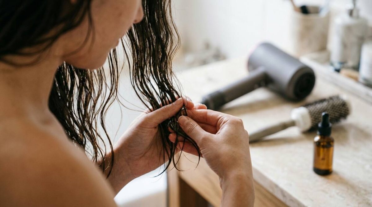 Adeus às pontas espigadas escondidas com óleo: o cuidado começa antes de o cabelo chegar ao secador