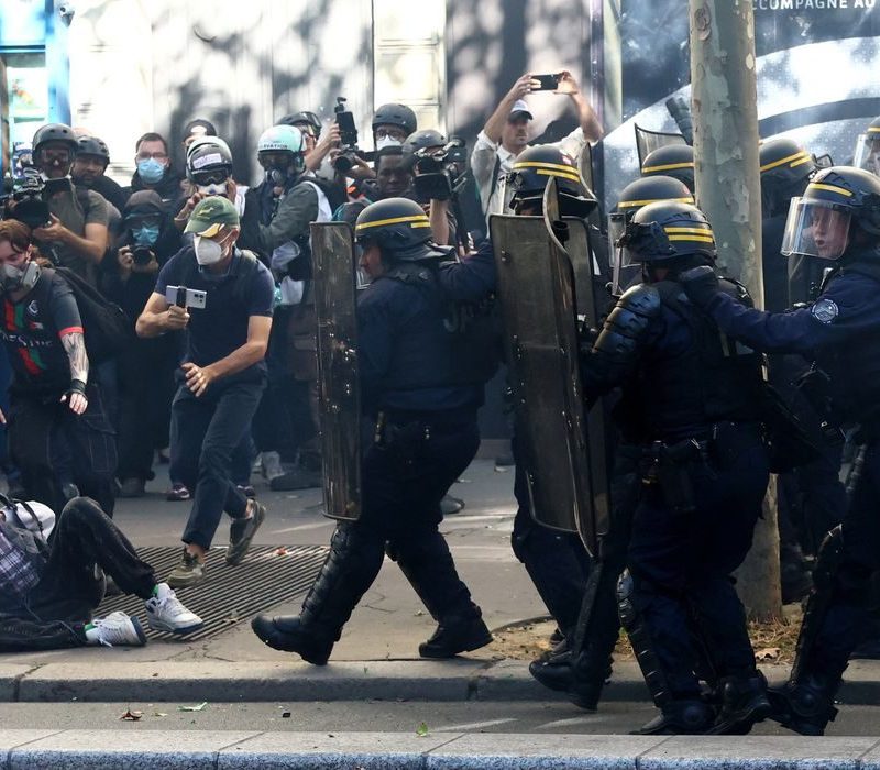 Adolescentes franceses fazem mais um dia de protestos sobre escolas