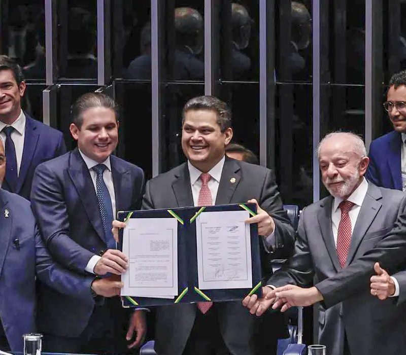 Alcolumbre surpreende e homenageia Paim na promulgação do fim da 6×1