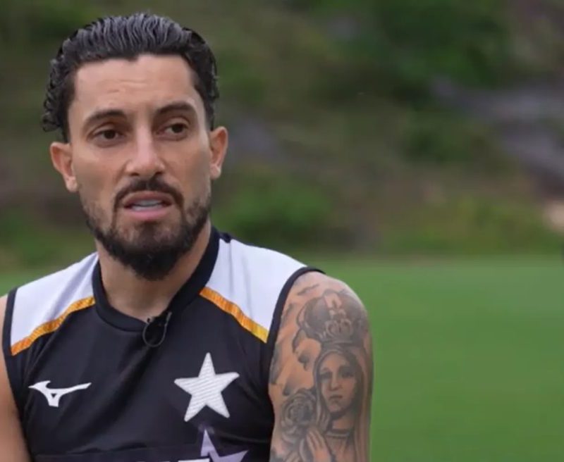 Alex Telles revela origem das faltas e aponta trunfo no Botafogo