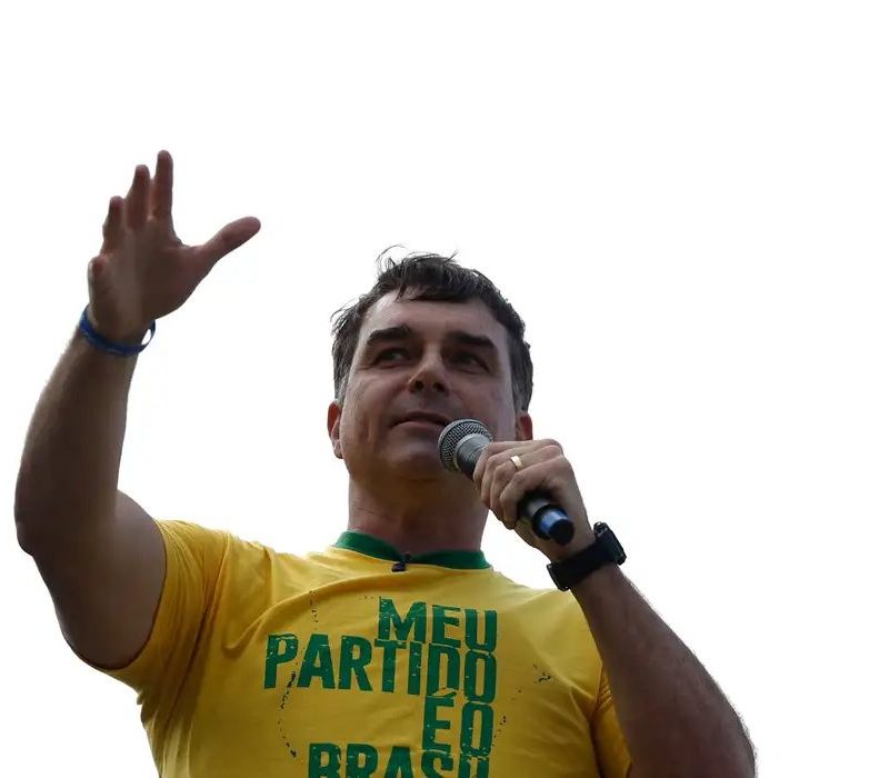 Aliado de Trump afirma que Flávio Bolsonaro já está em solo americano