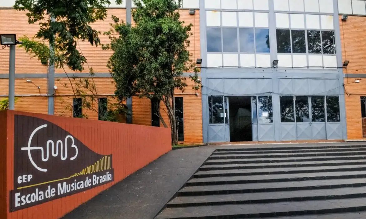 Alunos da Escola de Música de Brasília se apresentam na Rádio MEC