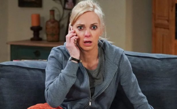 Anna Faris desabafa após críticas de Chuck Lorre em livro