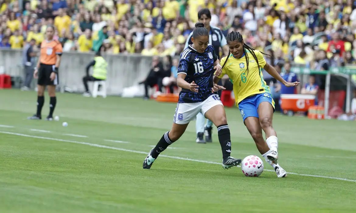 Após cortes, seleção feminina chega a Recife para encarar Argentina