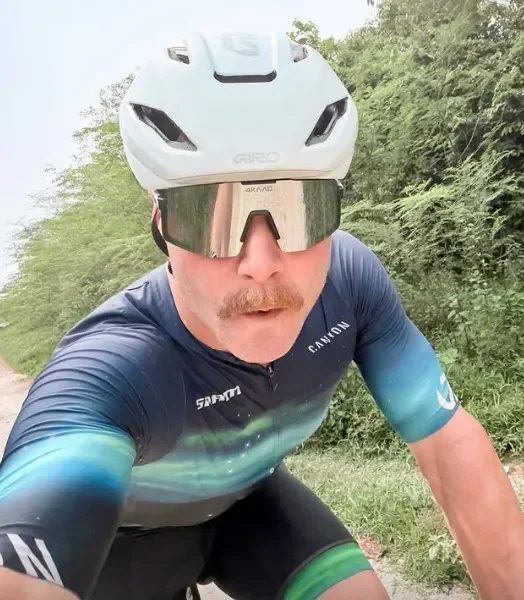 Bottas vai de bicicleta da Malásia a Singapura após a F1