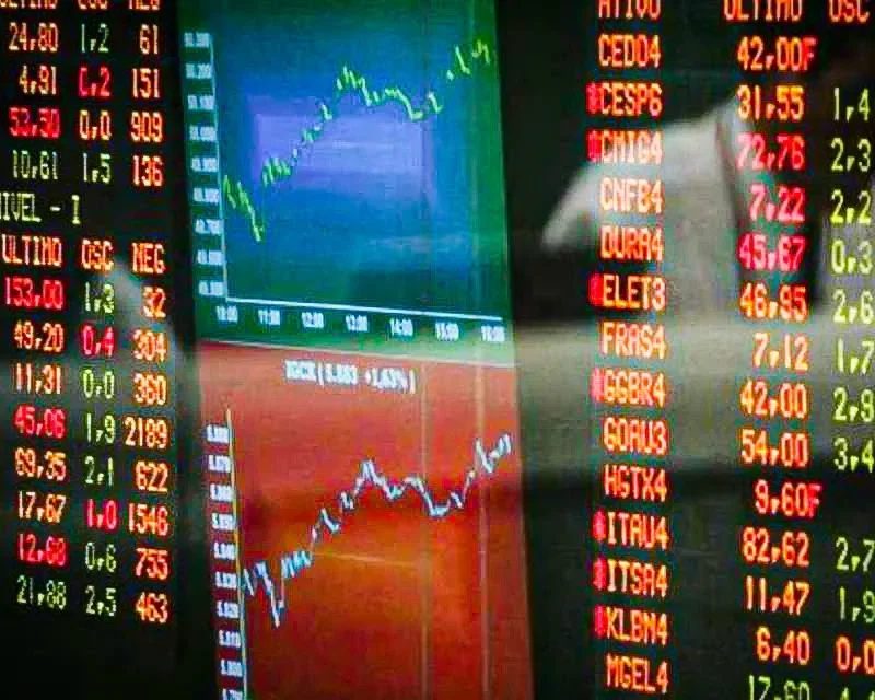 Ibovespa dispara 2,6% com avanço de Flávio na véspera da eleição
