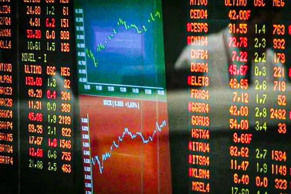 Aposta em avanço de Flávio faz Ibovespa disparar 2,6% na véspera da eleição
