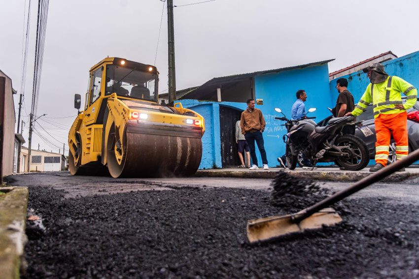 Asfalto chega à Vila Paranaguá e moradores comemoram melhorias nas ruas