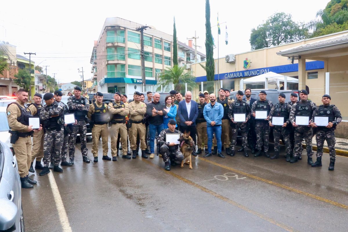 Atuação da PMPR é reconhecida com homenagem a policiais em Rio Branco do Sul