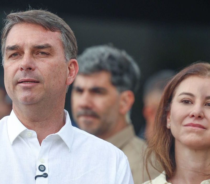 Avião com Flávio Bolsonaro e família segue para Miami