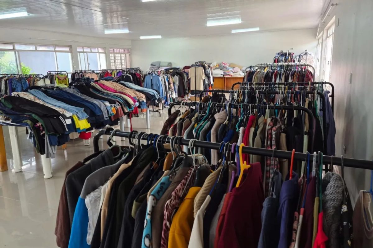 Bazar solidário em Curitiba vende roupas a partir de R$ 10