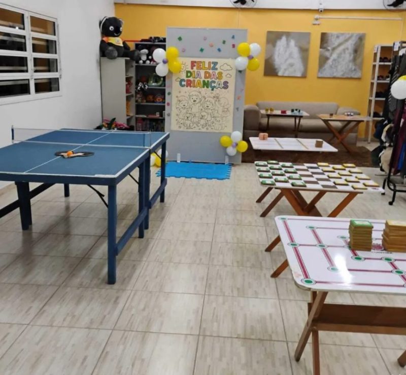 Bazar beneficente em Curitiba vende brinquedos e roupas a partir de R$ 2