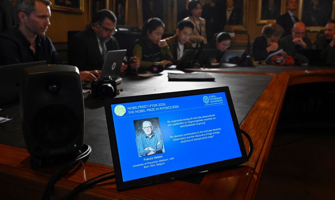 Belga que descobriu menor partícula do universo recebe Nobel de Física