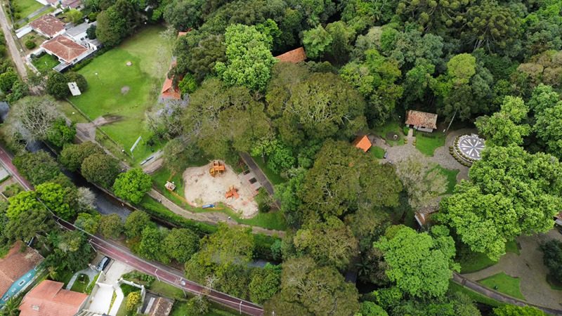 Bosque do Papa em Curitiba ganha novo parquinho infantil de madeira