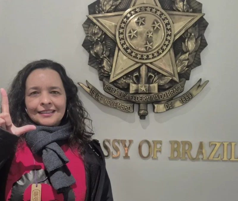 Eleições 2026: brasileira vota na Nova Zelândia e faz gesto do L