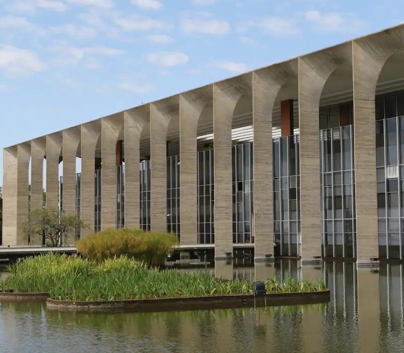 Brasileiras buscam embaixada na Polônia após ameaça de deputado