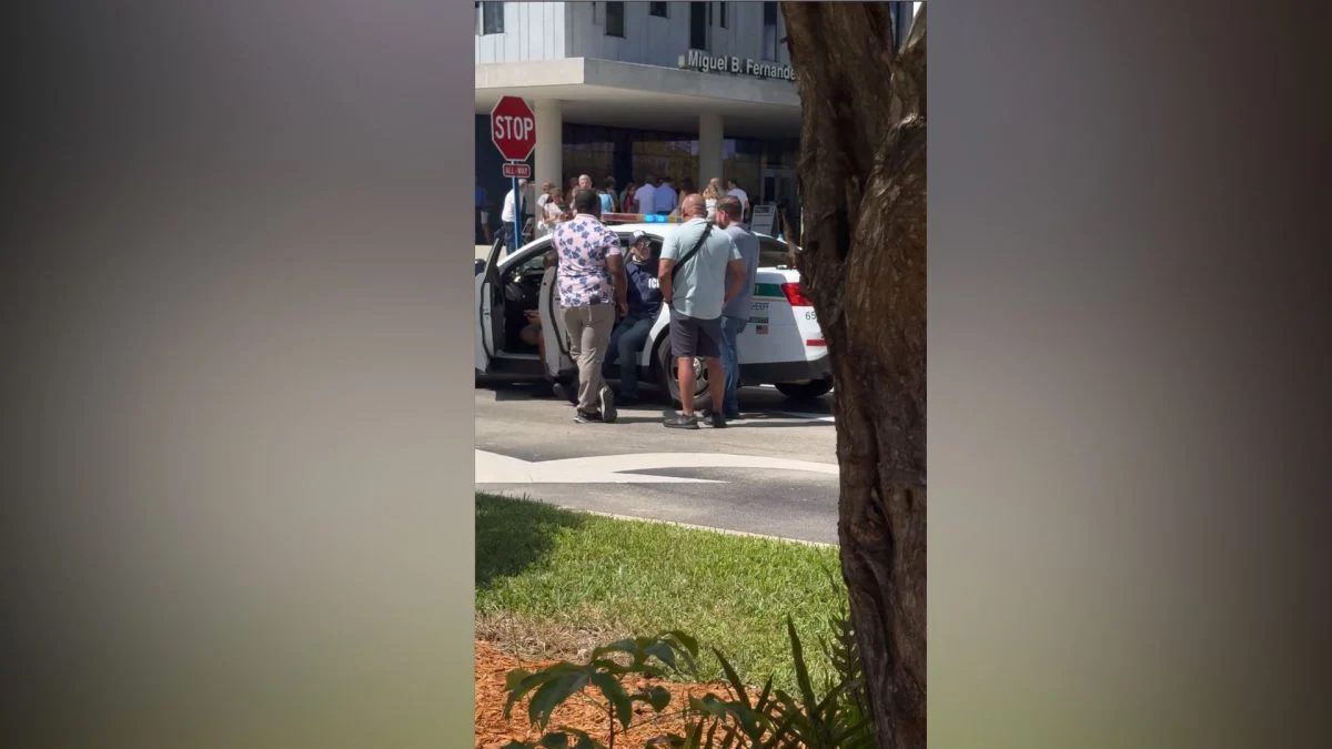 Brasileiro vestido de agente do ICE é preso durante votação nos EUA