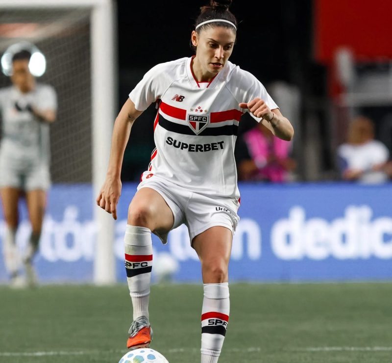 Lateral Bruna Calderan tem fraturas na mandíbula e vai operar