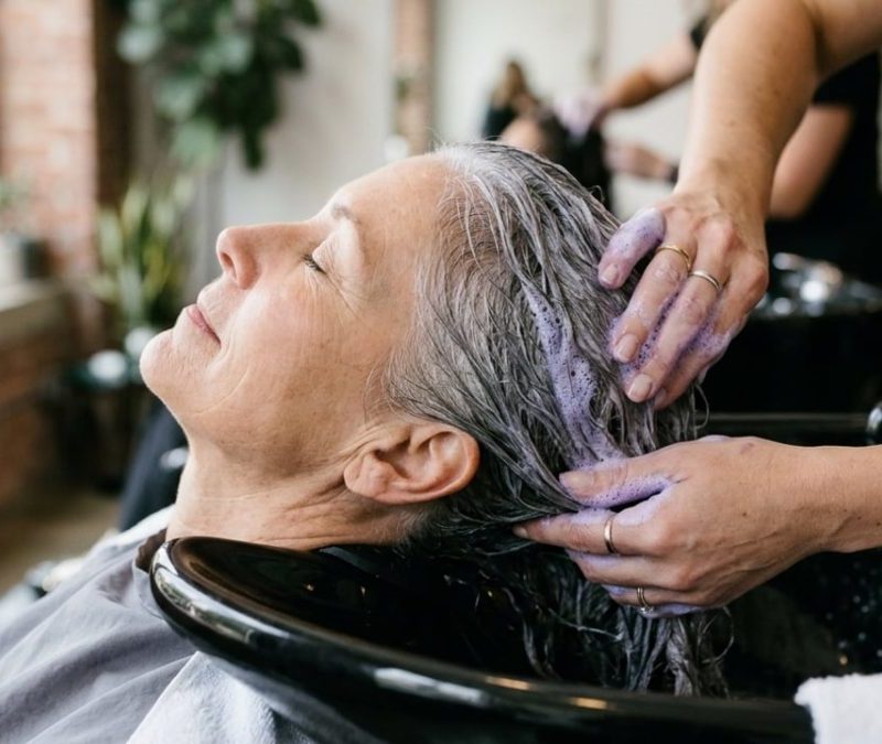 Cabelo grisalho sem brilho: o que os cabeleireiros recomendam para deixar os fios brancos luminosos