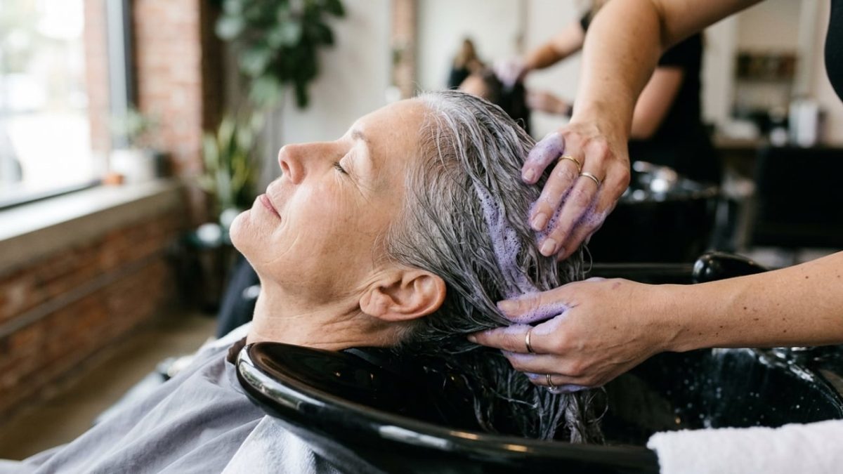 Cabelo grisalho sem brilho: o que os cabeleireiros recomendam para deixar os fios brancos luminosos