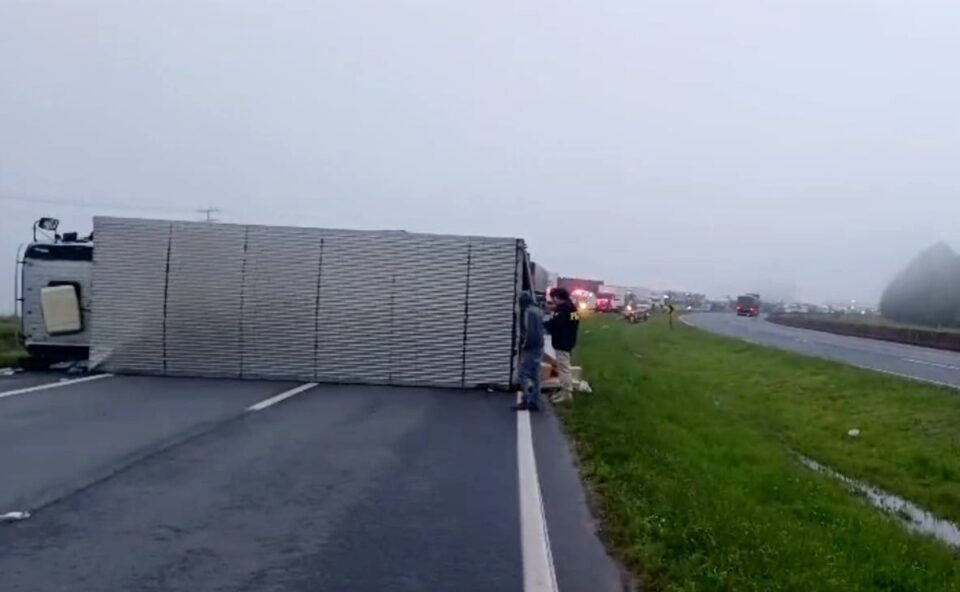 Caminhão tomba ao tentar desviar de Uno na contramão e bloqueia BR-376, no Paraná; motorista do carro fica ferido