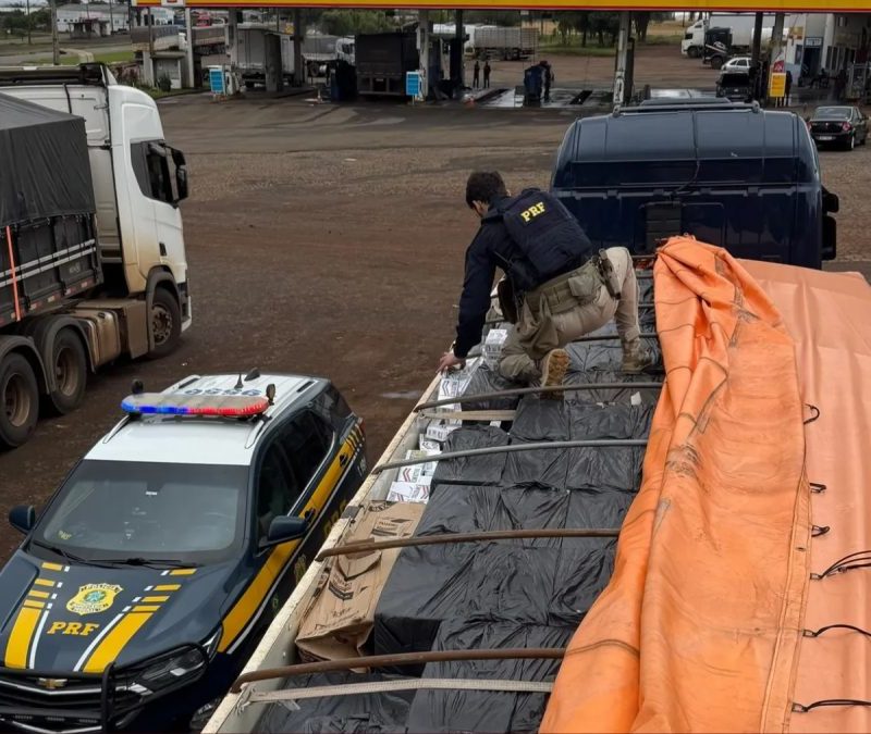 Caminhoneiro mente sobre pane mecânica e carreta vazia, e polícia descobre 200 mil maços de cigarros contrabandeados, no Paraná