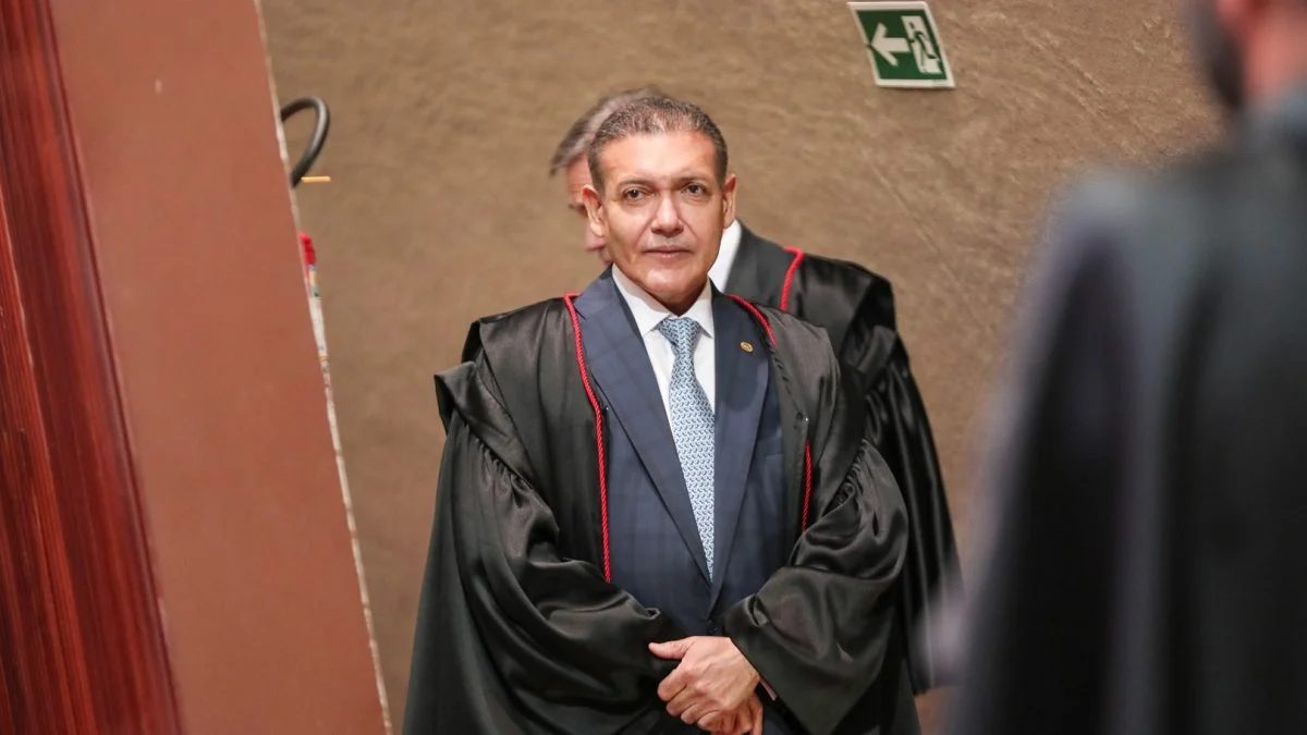 Campanha de Flávio aciona TSE contra Exército do Lula por “manipular buscas”