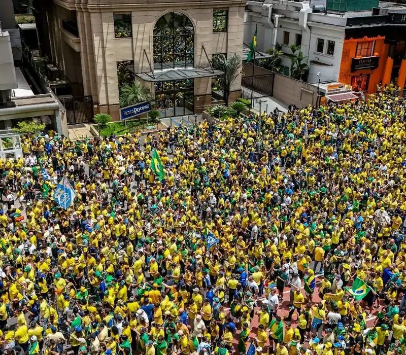 Em ato na Paulista, Flávio Bolsonaro promete posse com o pai