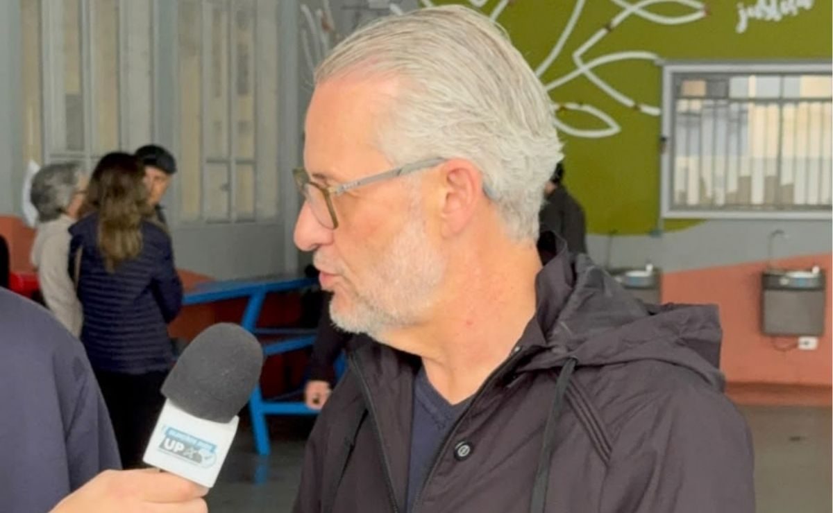 Candidato ao governo, Alexandre Salomão vota em Curitiba e fala em avaliação do partido após eleição
