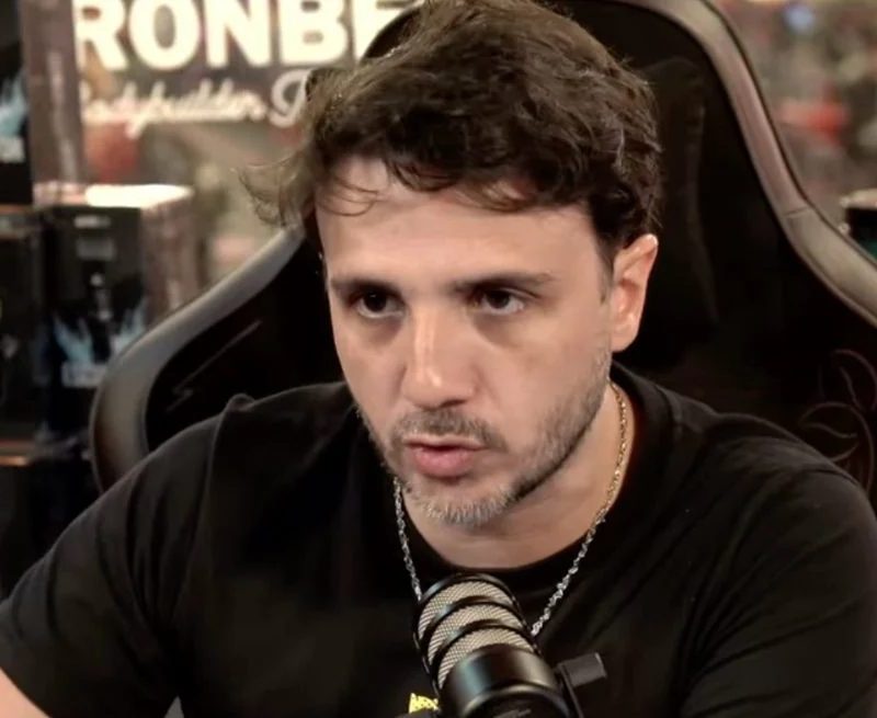 Renan Santos culpa o capitalismo pelo fim do jantar em família