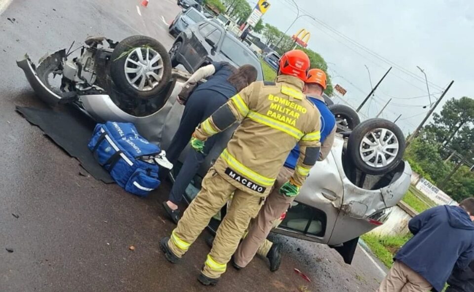 Carro capota na BR-376 em São José dos Pinhais e deixa mulher ferida; vítima foi levada ao hospital