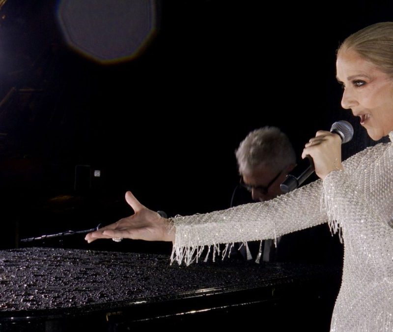 Céline Dion sofre queda no palco durante show de residência em Paris
