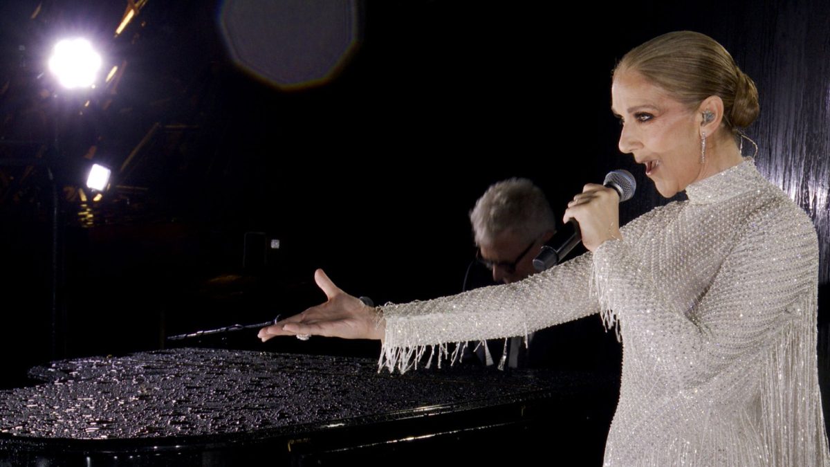 Céline Dion cai no palco durante show em Paris