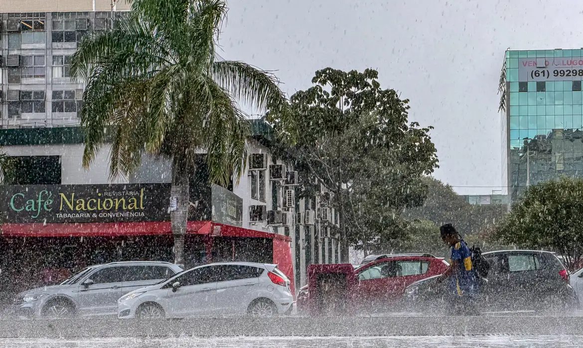 Centro-Oeste e Sudeste têm alerta laranja para tempestades
