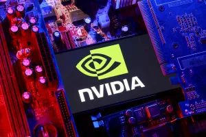CEO da Nvidia celebra potencial da IA na Europa cercado por patos robôs