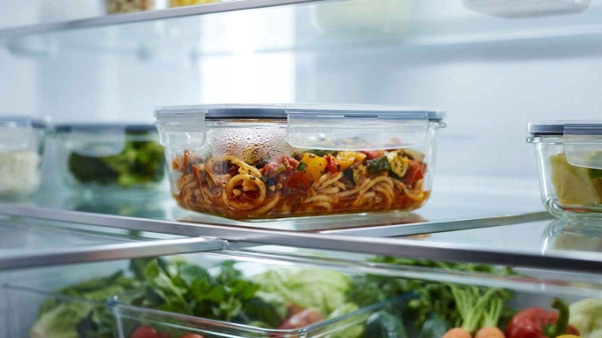 Cheirar a comida para decidir se a sobra ainda está boa parece suficiente, mas no Canadá a orientação é não confiar apenas no odor, aparência ou sabor: alimentos contaminados podem não apresentar sinais perceptíveis