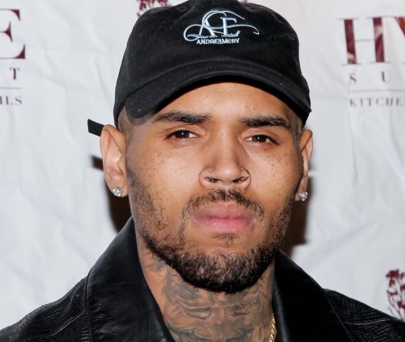 Chris Brown é condenado à prisão suspensa por briga em boate