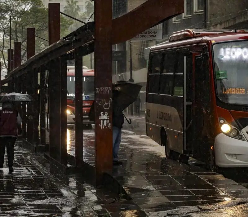 Previsão do tempo indica chuva em todo o Brasil neste domingo de eleição
