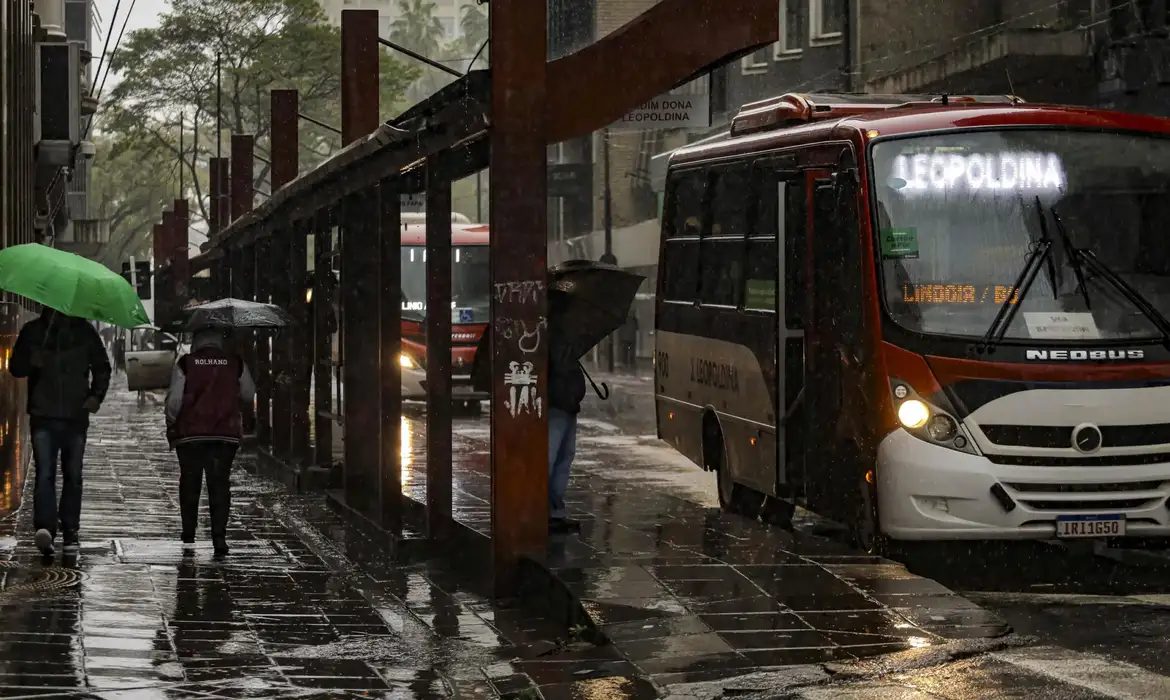 Chuva predomina neste domingo de eleição; Paraná tem alerta vermelho