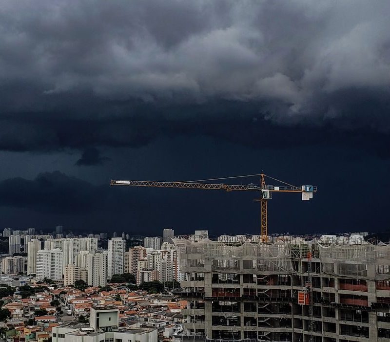 Alerta de tempestades atinge três regiões com avanço de frente de chuvas