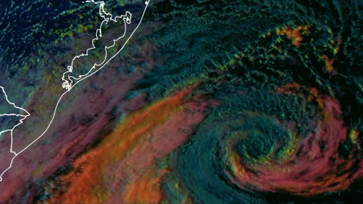 Ciclone na costa forma estrutura semelhante a um olho