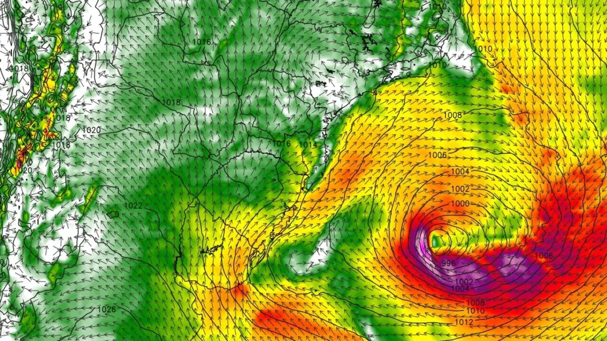 Ciclone na costa impulsionará frente fria com chuva forte e temporais