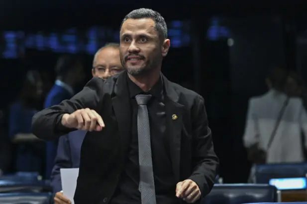 Cleitinho Azevedo faz procedimentos estéticos após vitória em MG