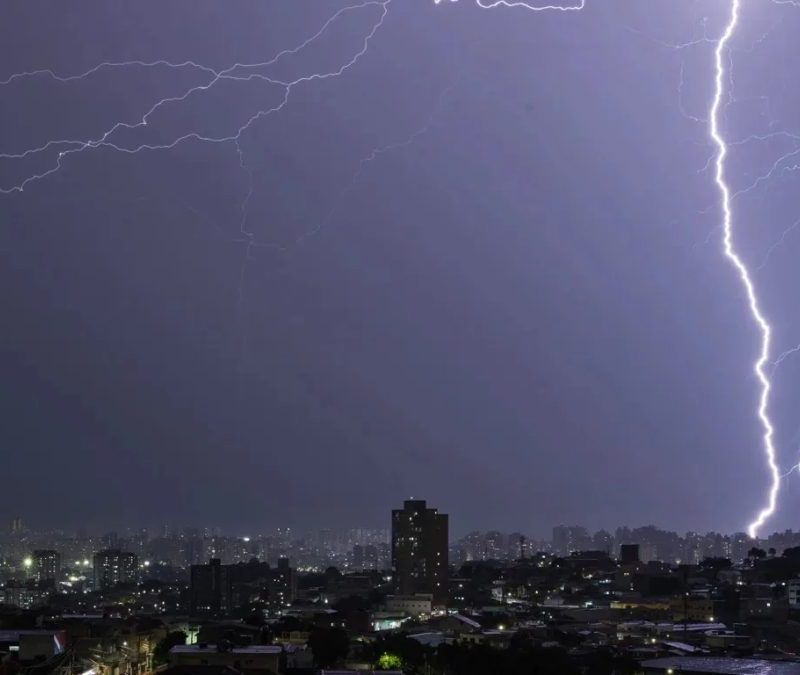 Outubro: segunda quinzena terá temporais e risco de inundações