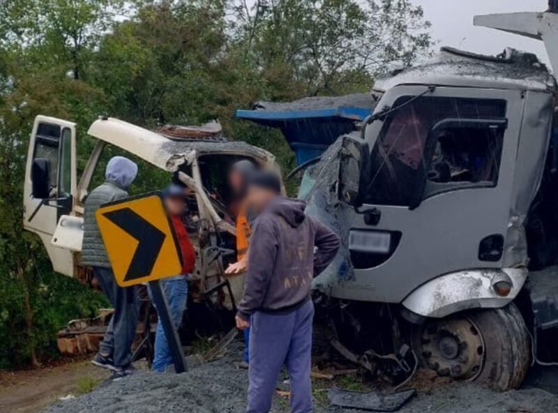 Colisão frontal entre caminhões deixa motorista preso na PR-427