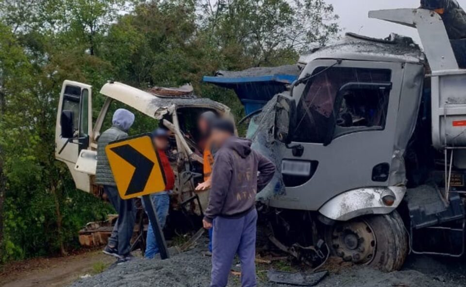 Colisão frontal entre dois caminhões deixa motorista preso às ferragens na PR-427, na Grande Curitiba