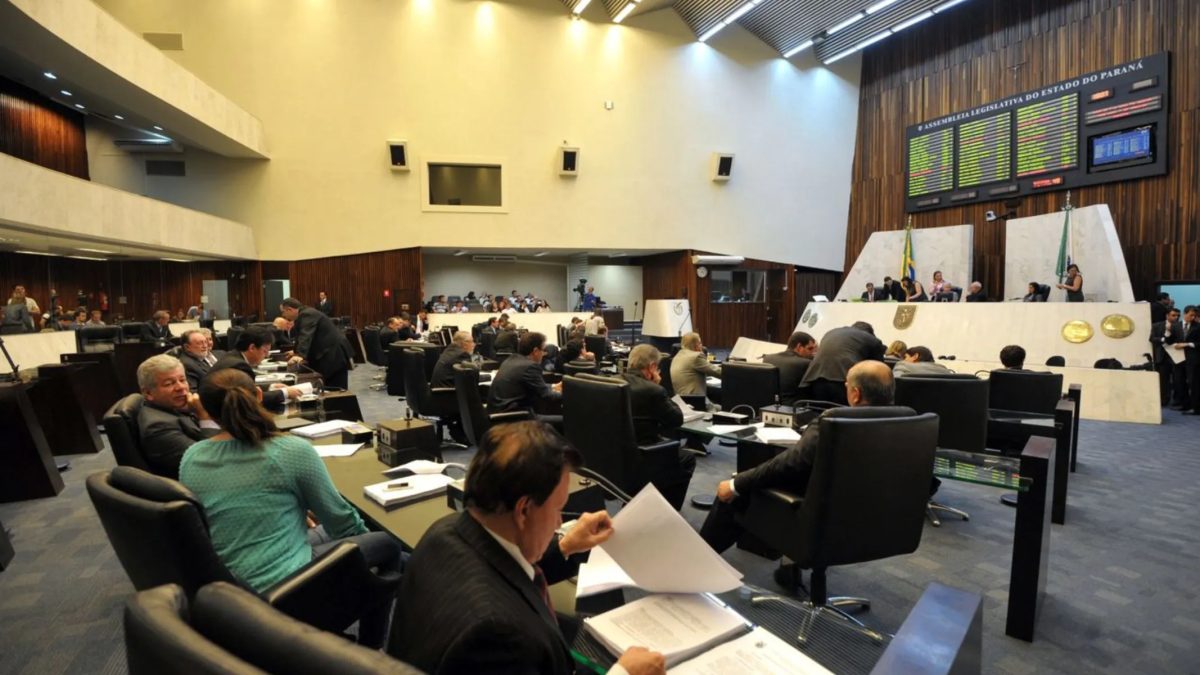 Com 23 novos deputados, Assembleia do Paraná fica mais "velha"