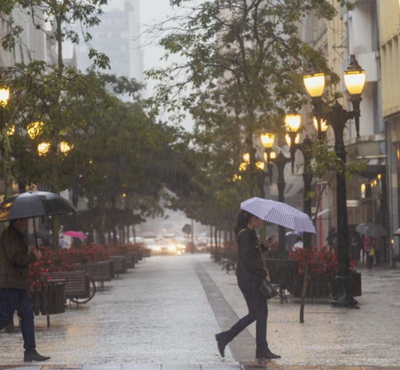 Curitiba tem sexta-feira chuvosa com termômetros na casa dos 13ºC